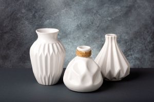 2close-up-arrangement-modern-vases